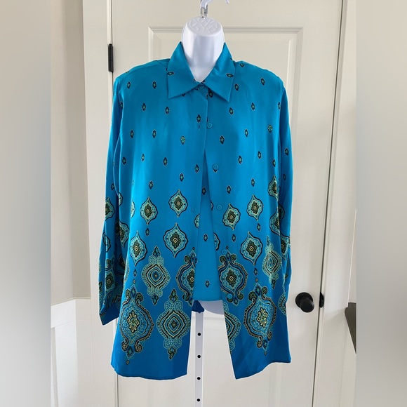 Silk Lore By Beth Terrell 2 Piece Top. 
Size M.
Tank And Button Down. - Picture 3 of 6